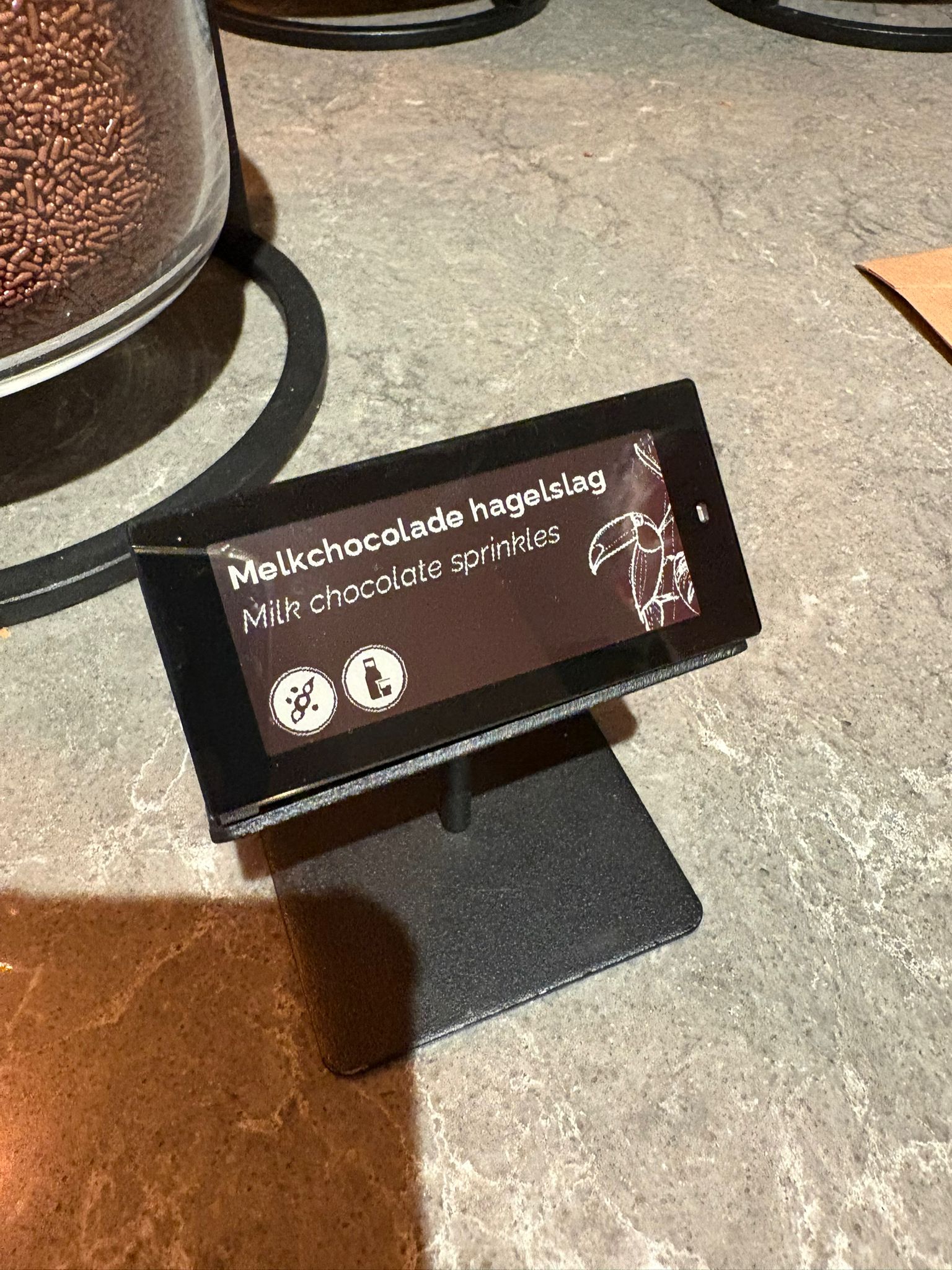 E-label close-up op buffet