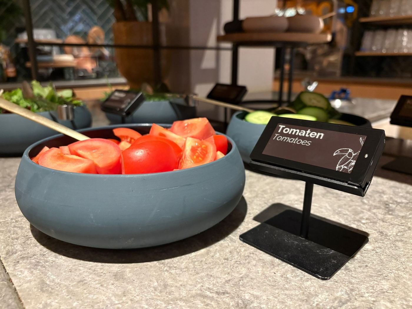 Hotelbuffet met digitale Nomi e-labels die allergenen automatisch tonen