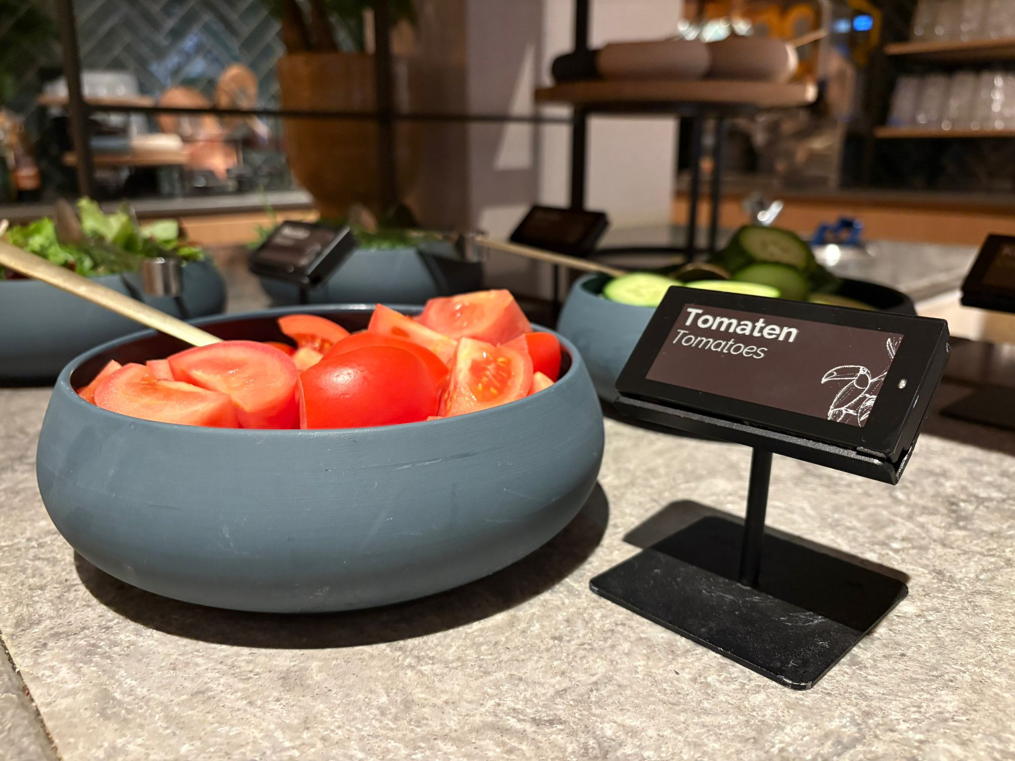 Buffet met e-labels op statieven