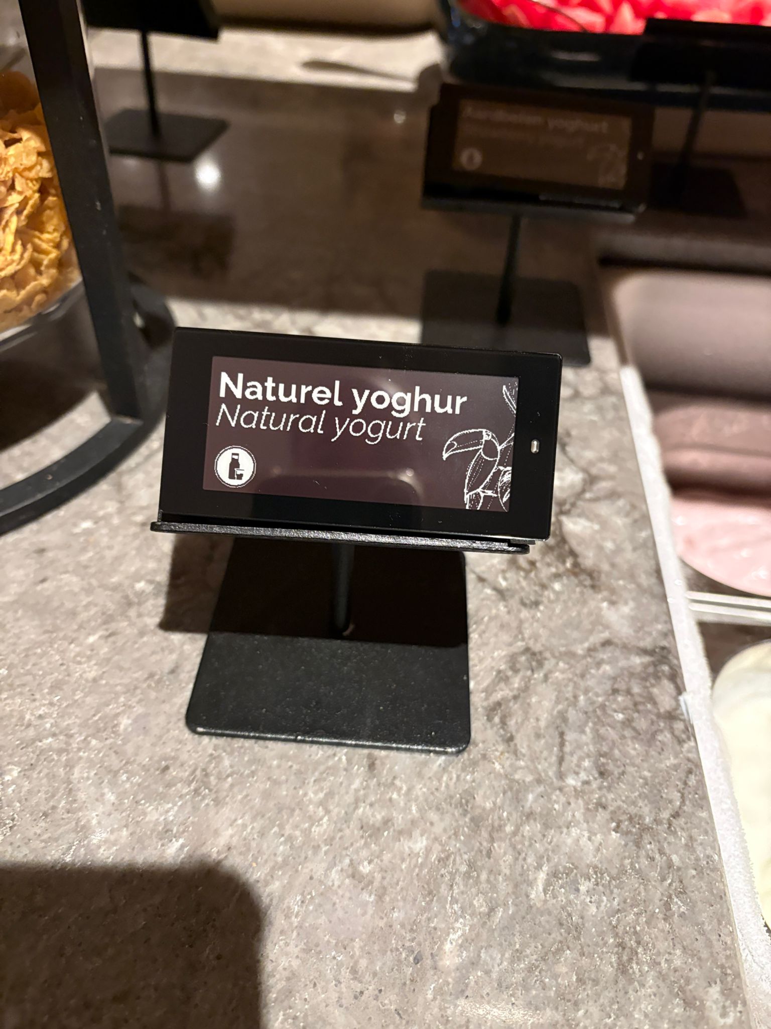 E-labels in lobby shop