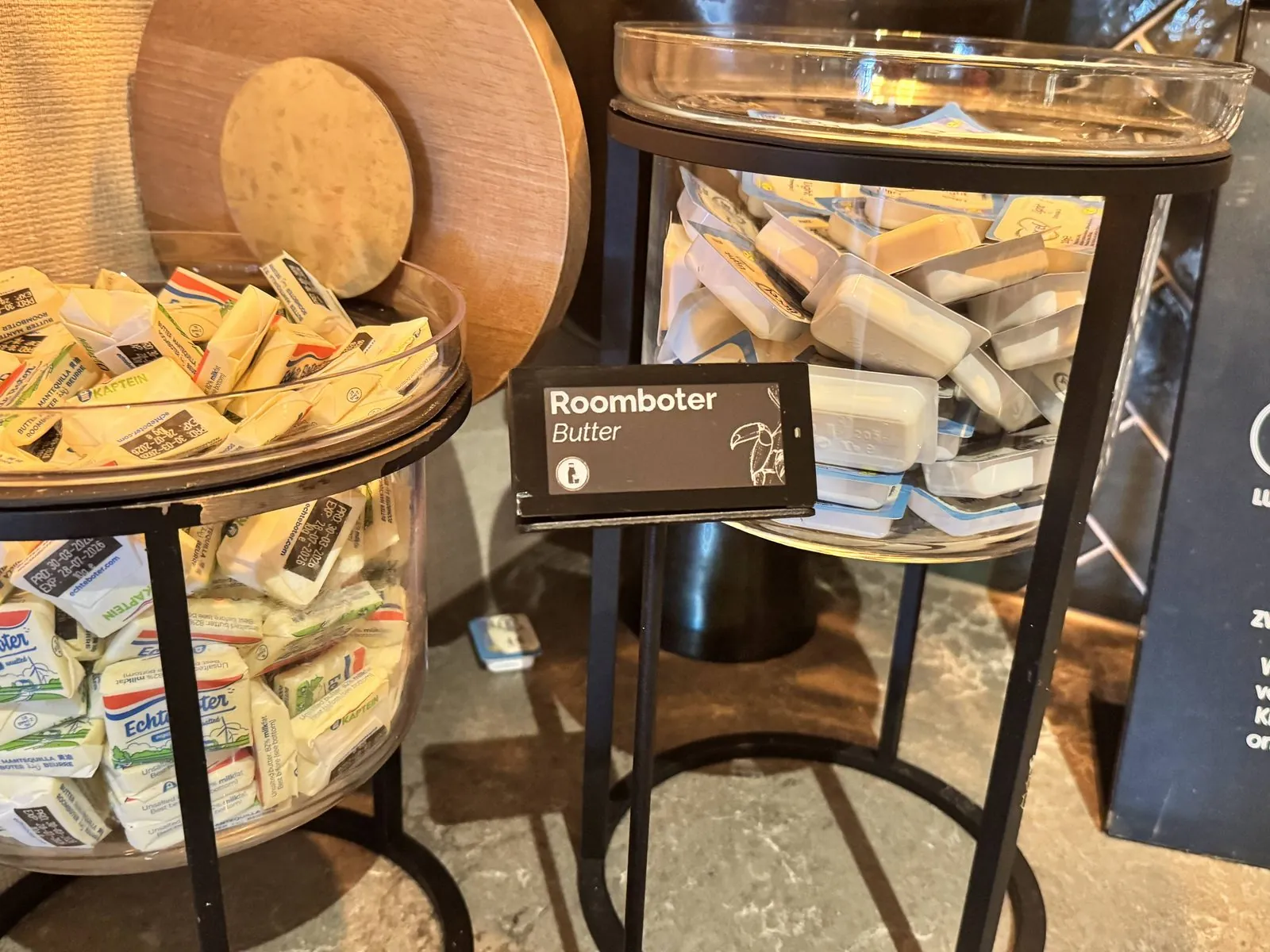 Nomi e-label bij de roomboter op het ontbijtbuffet