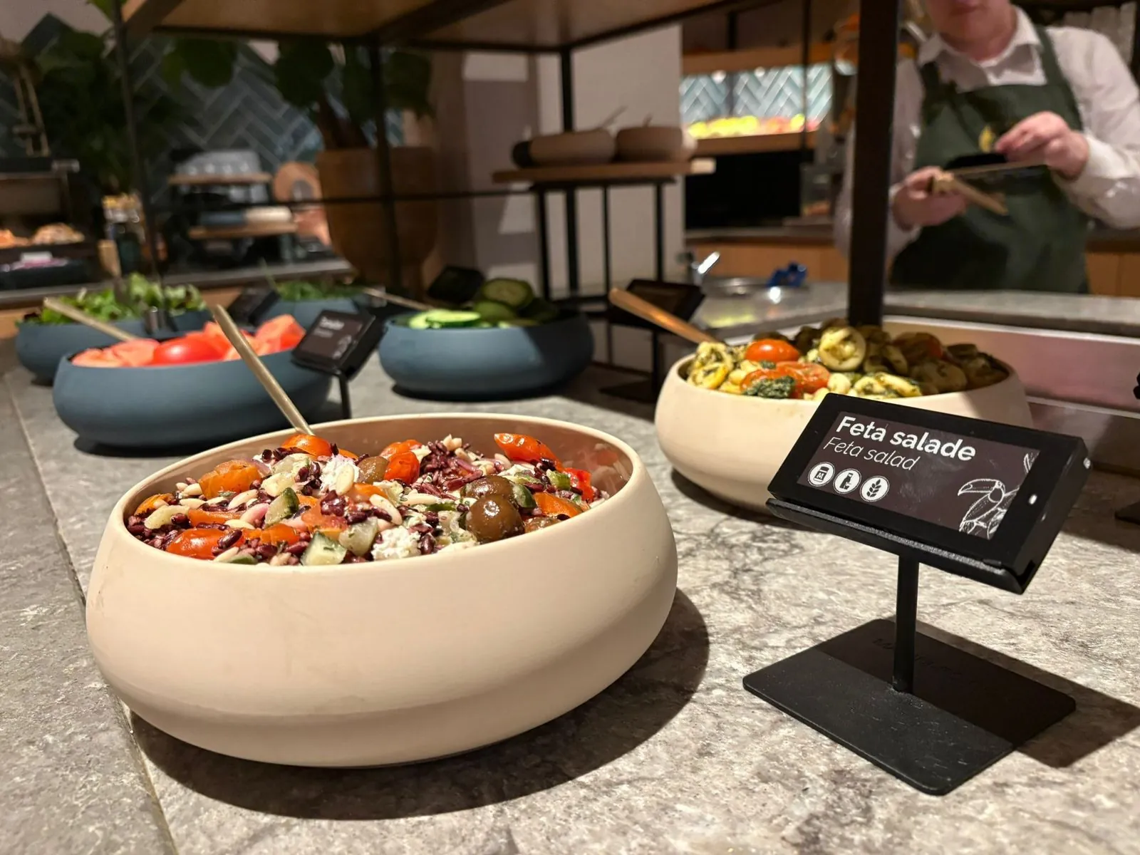 Nomi e-label met allergeniconen bij een fetasalade