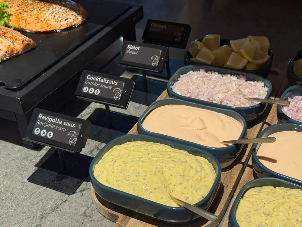 Nomi e-labels bij koude sauzen op het buffet