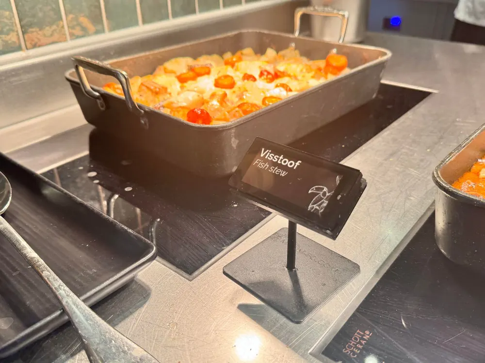 Nomi e-label bij een visstoof op het warme buffet