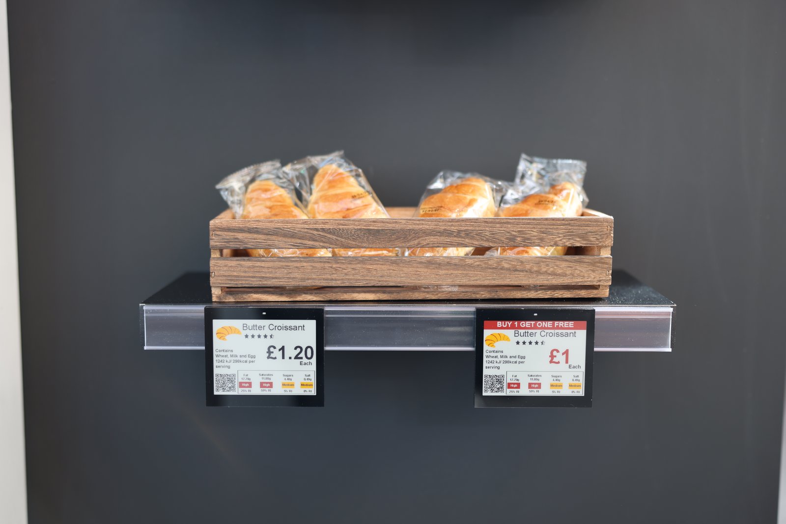 Nomi e-labels bij snacks in de lobby shop