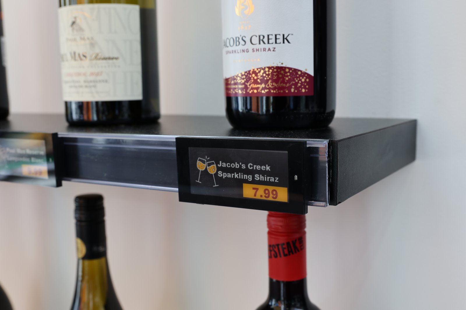 Nomi e-labels in de lobby shop van Van der Valk