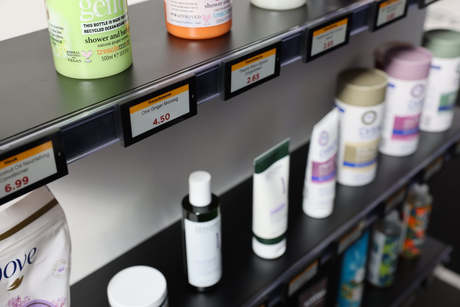 Nomi e-labels bij drankjes in de lobby shop