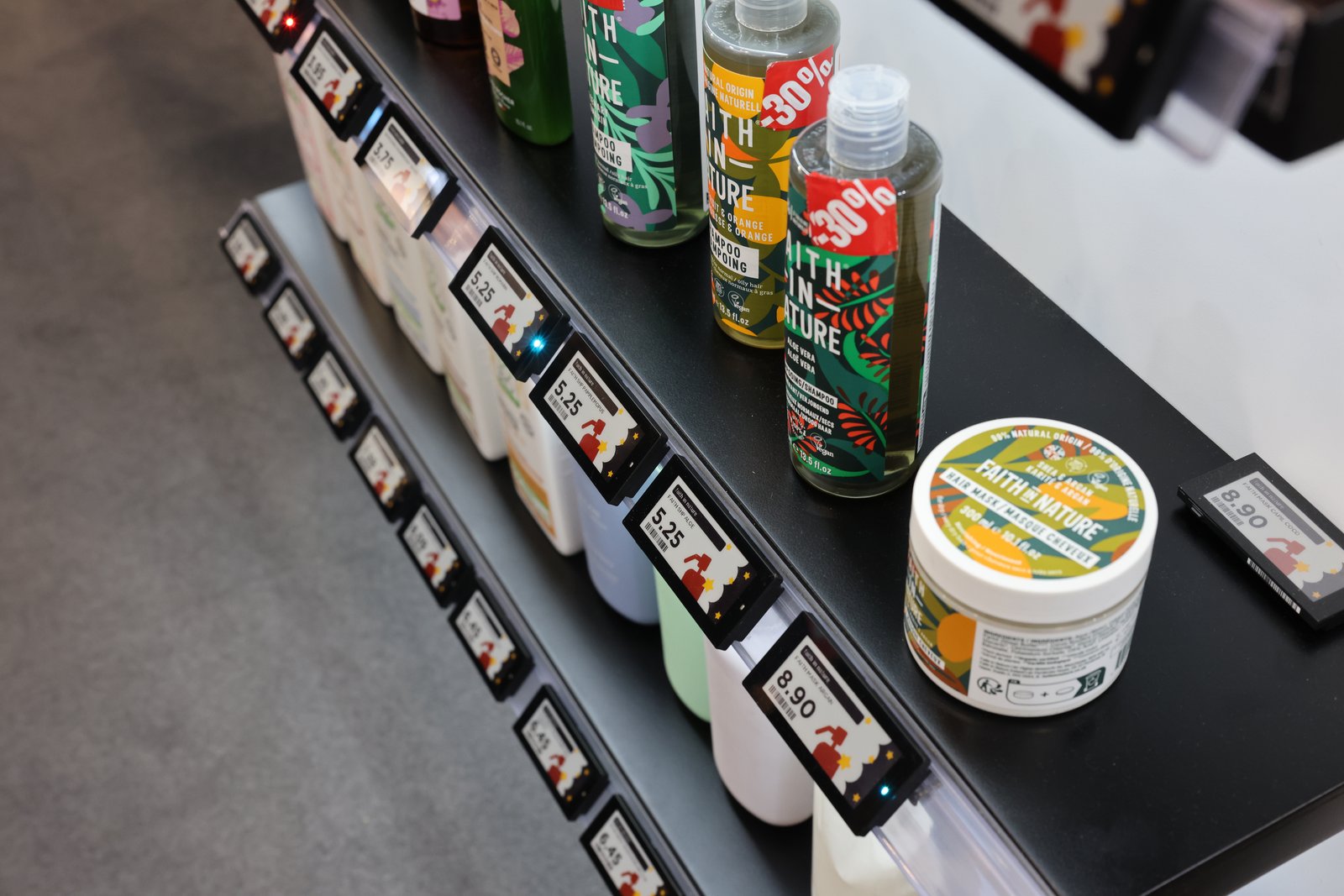 Lobby shop producten met digitale prijslabels